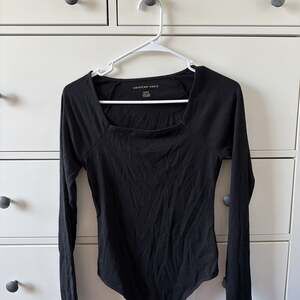 Everlane The Long-Sleeve Supima Square-Neck Bodysuit in Black